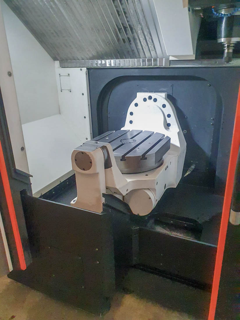 Centro de mecanizado de 5 ejes con mesa giratoria tipo trunnion