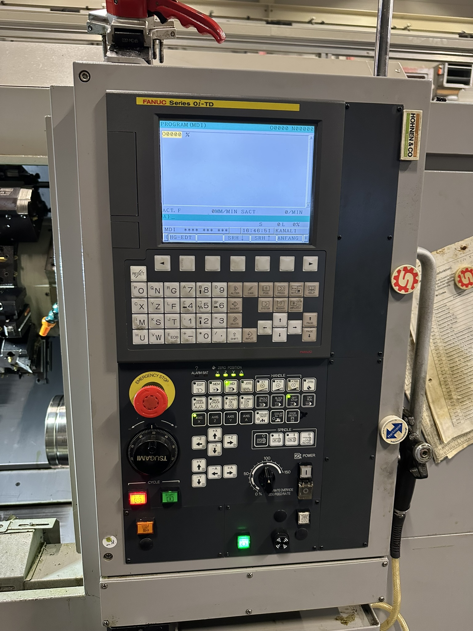 Torno CNC Tsugami con control Fanuc 0i-TD — detalle del panel de mando